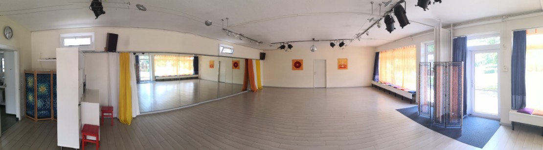 Der grosse Saal im Kulturlade Riniken mit Laminatboden und Spiegelwand