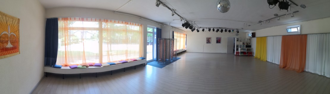 Laminatboden und abdeckbare Spiegelwand im Kulturlade Riniken